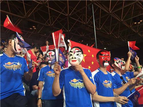 助威团成员在现场为谌龙金牌战摇旗助威