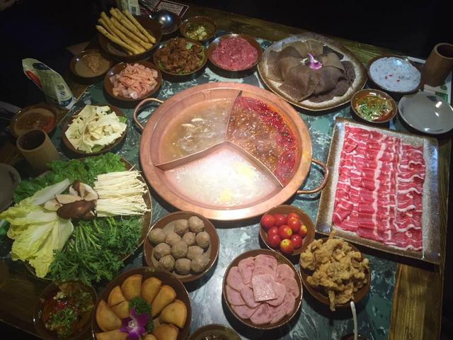 这家矿泉水做的火锅有毒 美女朋友圈都炸锅了