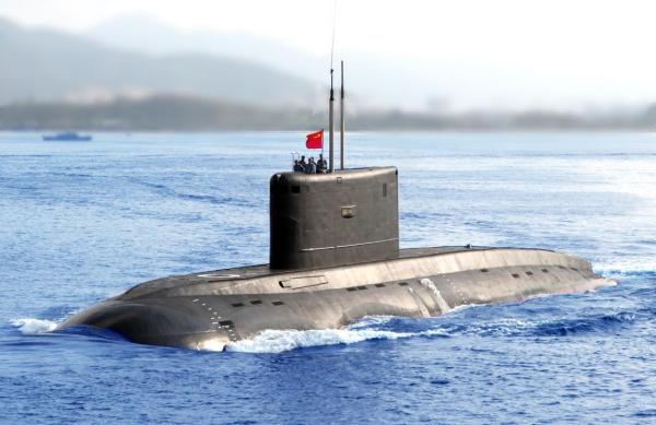 海军潜艇3分钟化解“坠崖” 习近平授荣誉称号