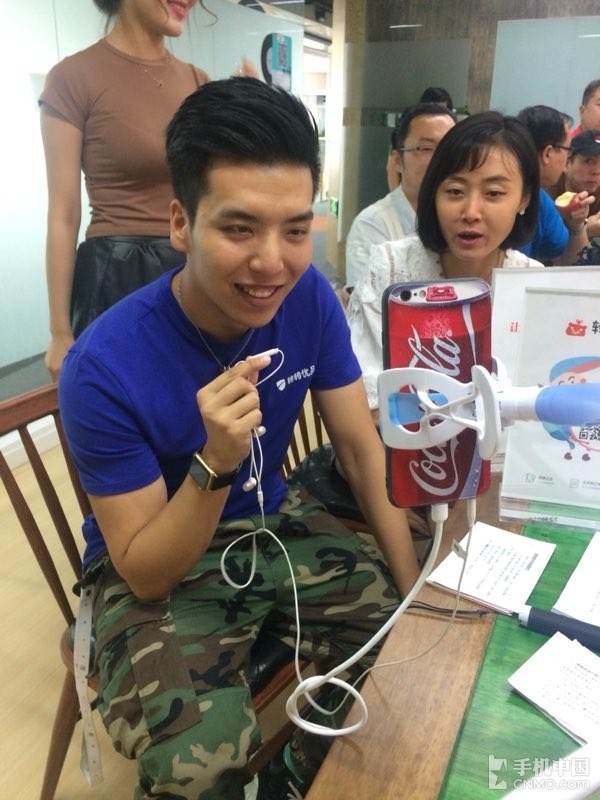 专业严谨 美女主播探秘转转质检车间