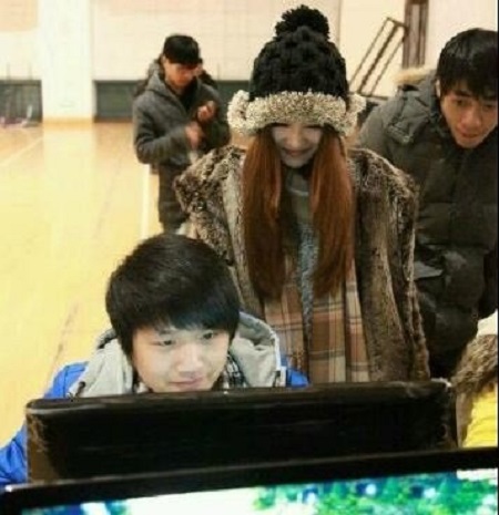 反向抽烟后PDD再现误喝烟灰水 观众笑完反被