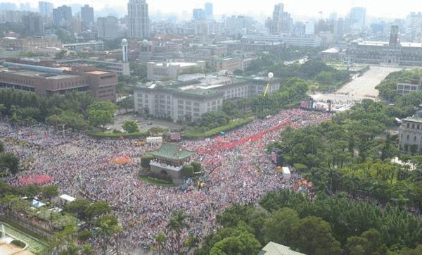 台军公教游行15万人上街怒吼蔡英文 场面壮观
