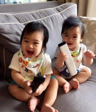 林志颖双胞胎儿子九个月了 萌笑露乳牙超可爱