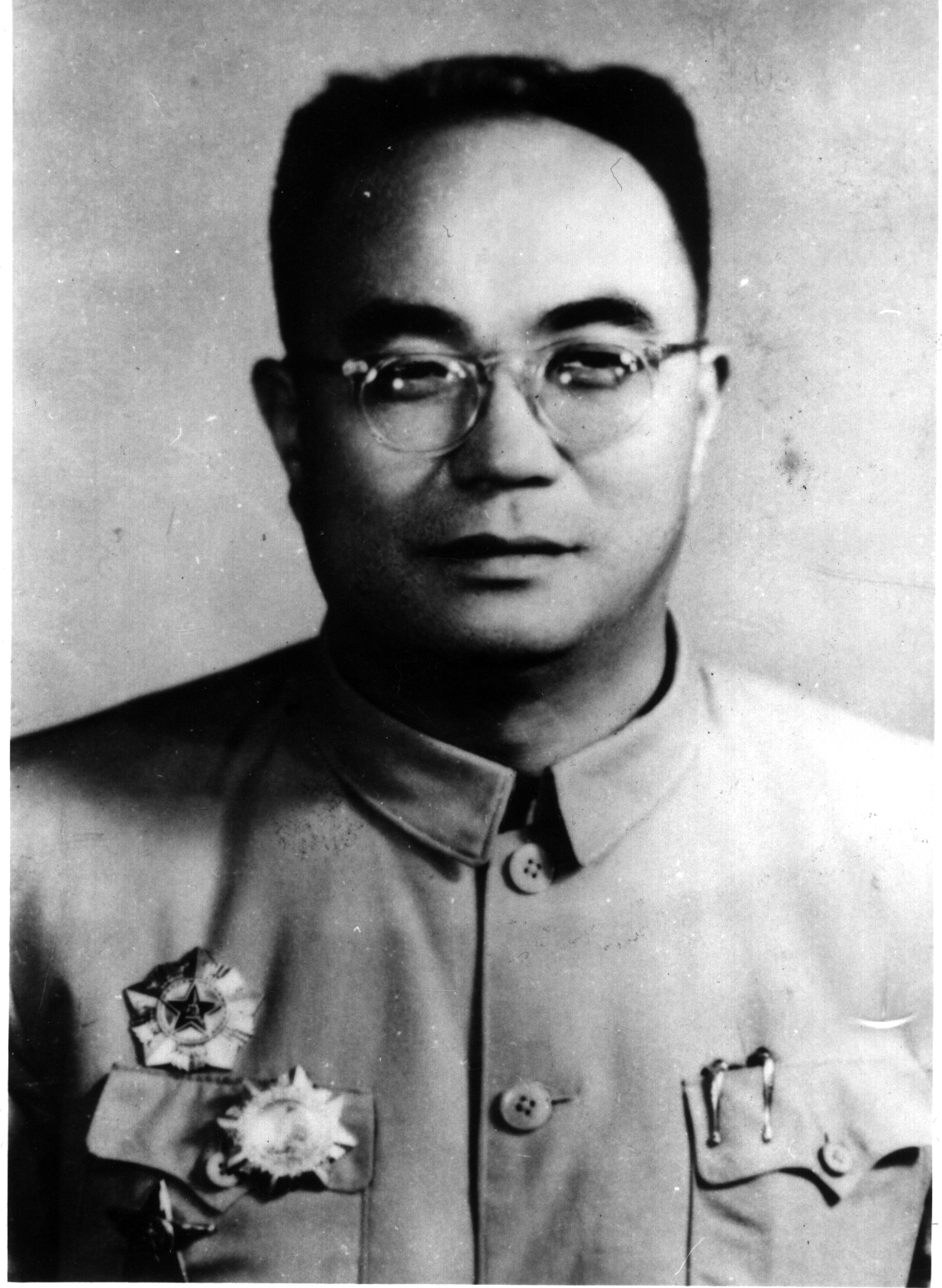 1955年9月冯仲云授勋后摄于北京