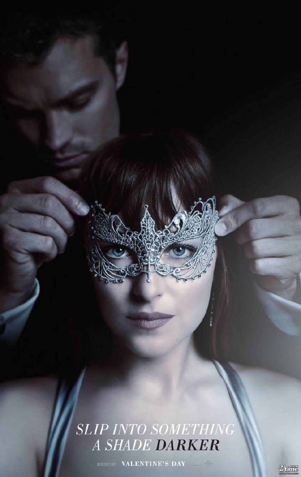 《五十度黑》发布新款海报 霸道总裁为女主戴面具