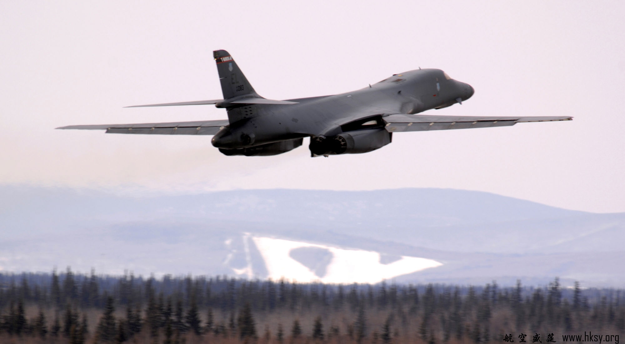美B-1B轰炸机着陆韩国 韩媒：向朝鲜发出强烈警告