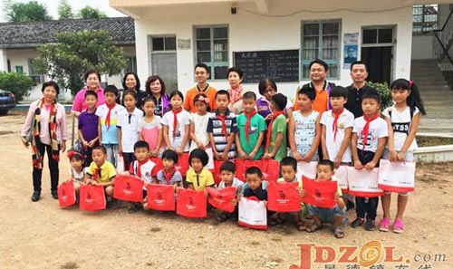 多家爱心企业到浮梁峙滩开展爱心助学活动