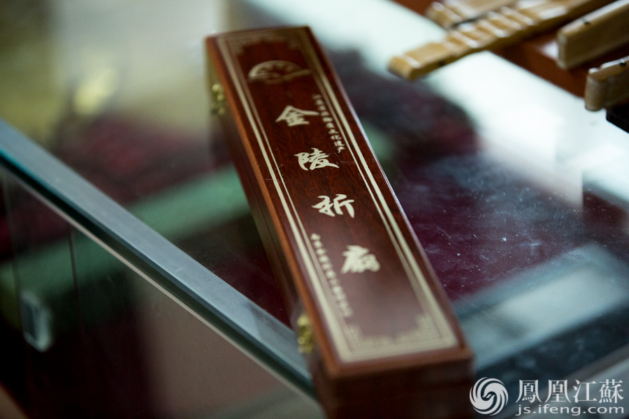 秉承“金陵派” 南京非遗金陵折扇 | 工艺解析_江苏频道_凤凰网