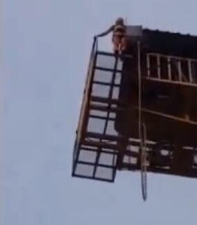 女子玩蹦极忘系安全扣 42米高台坠下