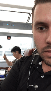 中国旅客高铁上疯狂敲打头部 把老外吓懵了