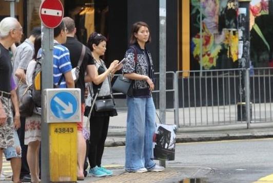 袁咏仪手提战利品 据香港媒体报道,袁咏仪日前独自现身铜锣湾逛街,于该处名店逗留大约半小时,极速扫下大袋战利品。素颜的她路过马路时发现记者在场,立即躲避镜头,急步上车闪人。