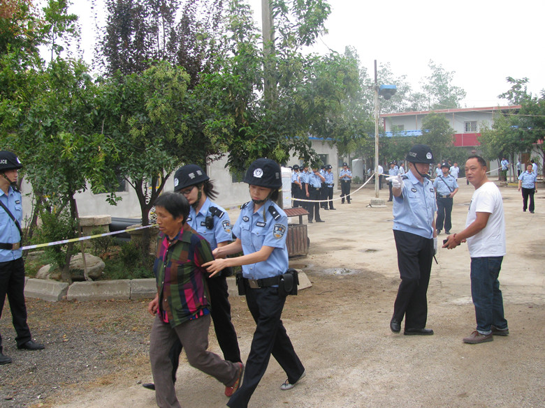 长安法院强制拆除石砭峪违章建筑 50余名法警齐心协力保执行_陕西频道_凤凰网