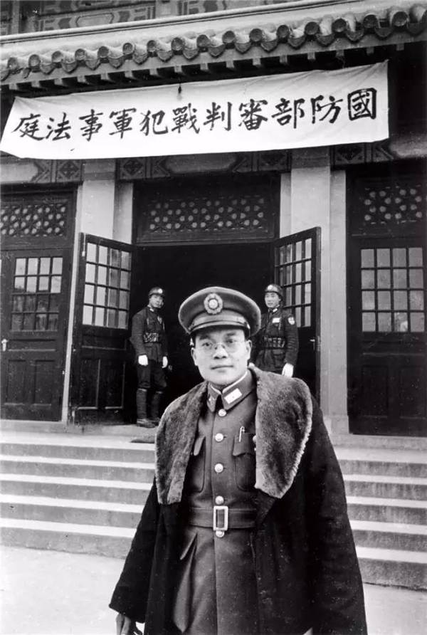 1947年2月25日,南京审判战犯军事法庭审判长石美瑜准备进行南京大屠杀