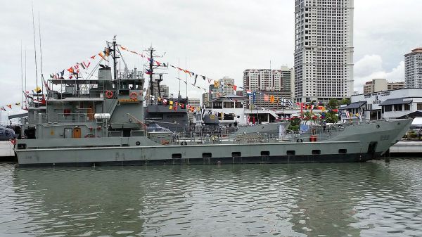 美媒：菲律宾海军最大军舰被油轮撞伤