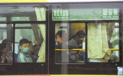 无力在京购房，他们每天6小时往返北京与河北(图)