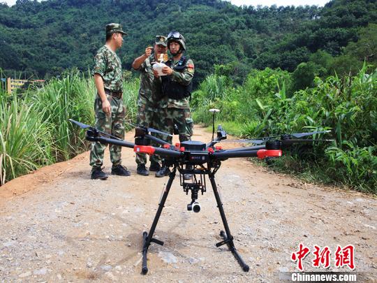云南边防在中越联合反恐演练中展示高科技装备