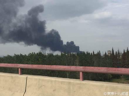 南京炼油厂生产装置发生爆燃 黑烟笼罩天空(图)