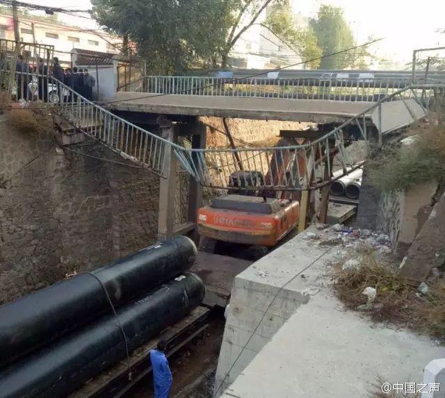 山西一运输火车撞塌人行桥梁 致5名学生受伤(图)