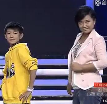 王源出道前与贾玲飙舞视频曝光 那时她还很瘦