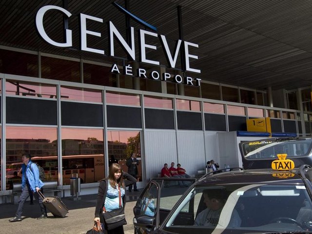 瑞士警方收到炸弹警告 对一架俄客机疏散并搜查