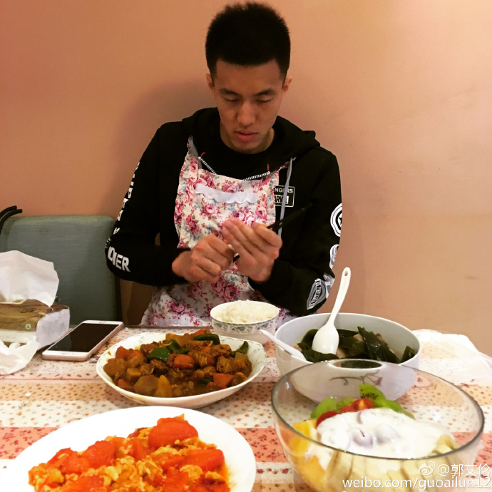 [1/4] 北京时间10月18日,昨晚,辽篮球星郭艾伦在社交网站上晒照秀厨艺