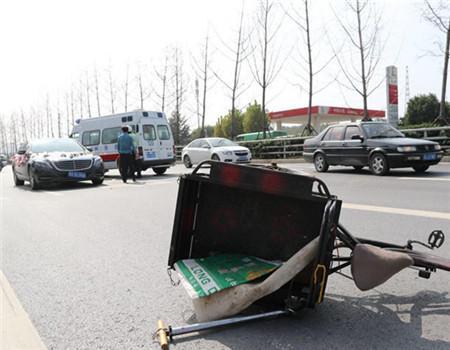 郑州八旬老人骑三轮车逆行 被百万奔驰婚车撞