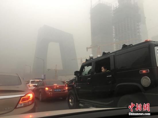 中国出现26万平方公里重度雾霾 京津等12城启动预警