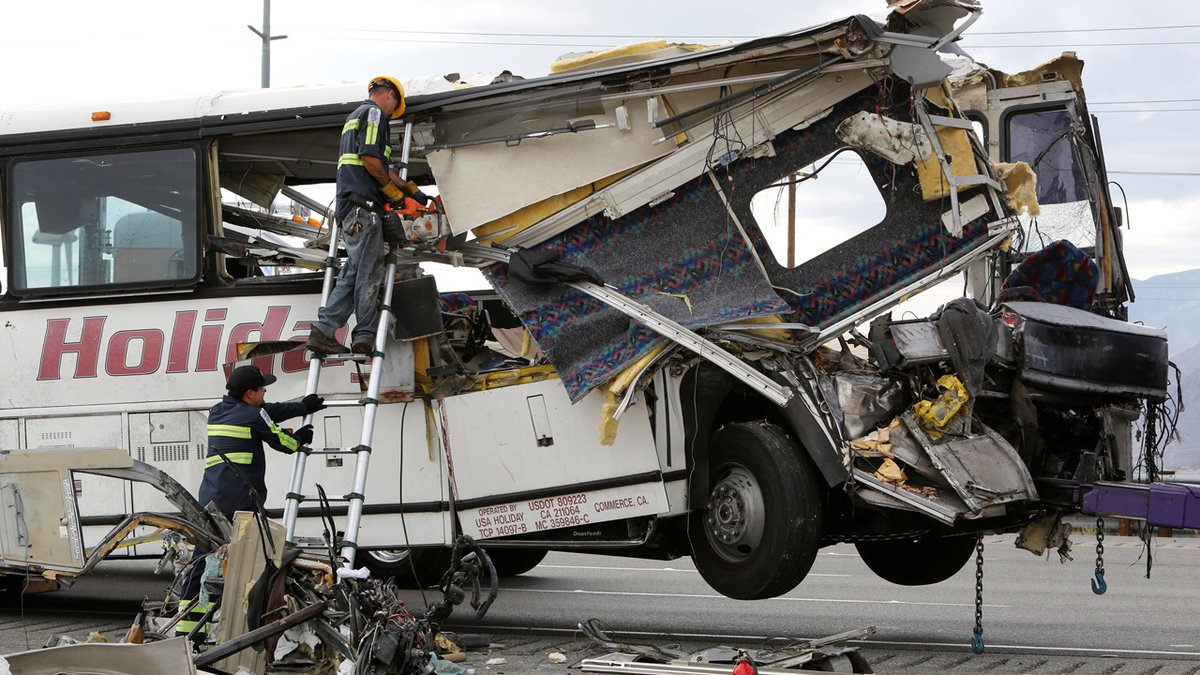 美国加州车祸：大巴与卡车相撞致13死31伤