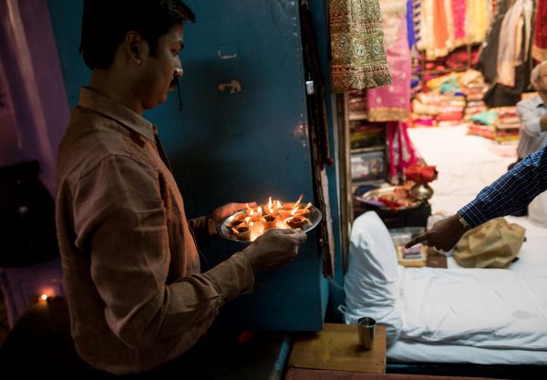 印度总理莫迪敦促节日用国货 中国灯笼销量暴跌