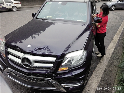 重庆奔驰女司机低头捡iPhone7，追尾损失7万