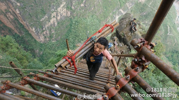 绝壁修路:村民背1500根钢管造天梯
