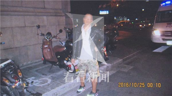 香港男子将两辆摩拜单车扔进黄浦江 还砸坏近