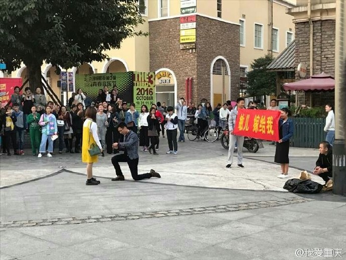 重庆一男子拿花圈求婚现场 女孩果断拒绝 201
