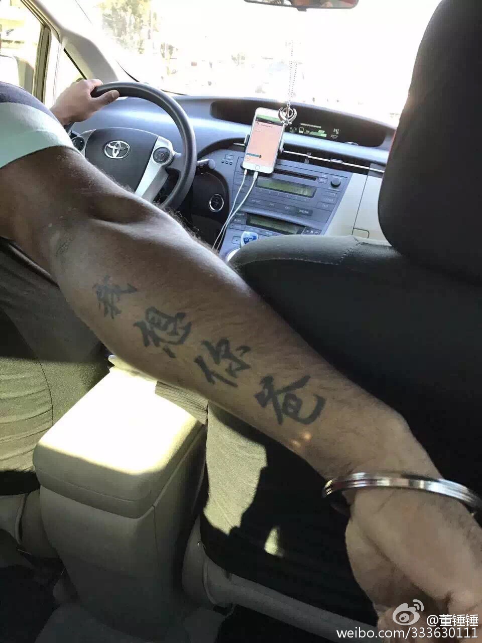 朋友在美国遇到的uber司机……纹身师可能是他妈