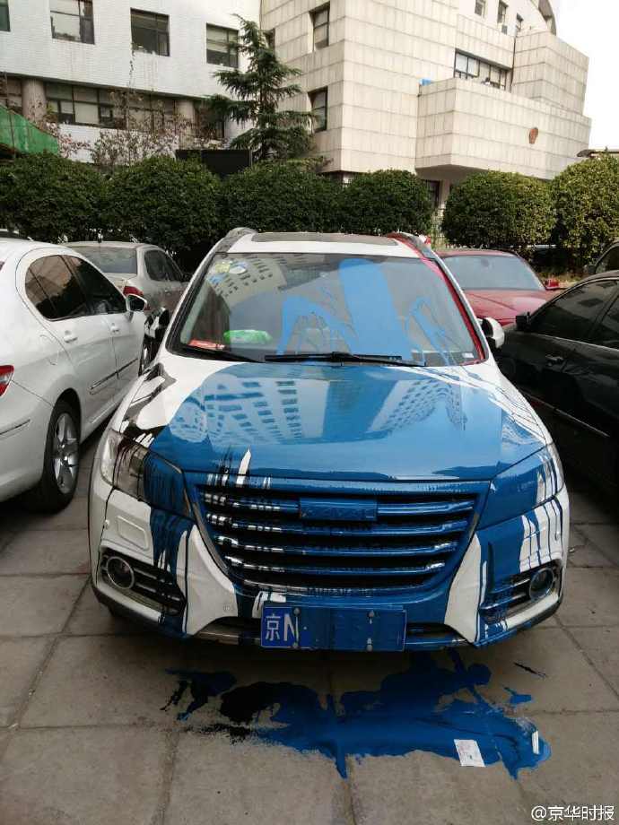 北京一私家车遭泼油漆扎胎 车身被写“环钱”(图)