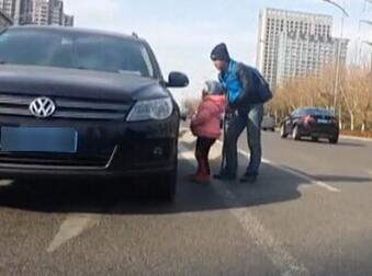 男子教唆3岁儿子当街拦车 索要财物全供自己挥霍
