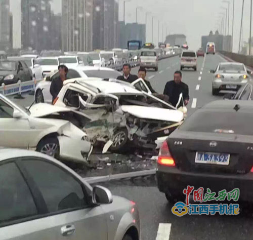 快讯！南昌大桥发生一起两车相撞事故 现场惨烈（图）