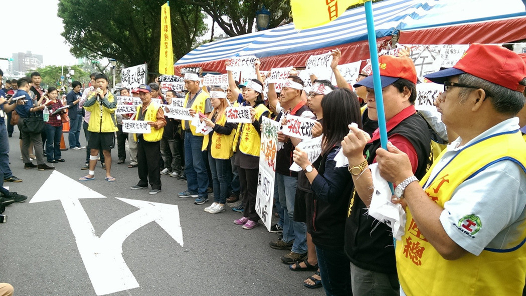 台湾“工斗团体”拒砍7天假 讽“绿委”是民主之耻