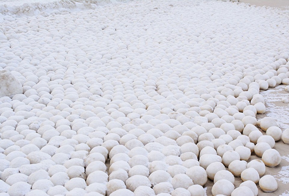 又一个奇异现象！西伯利亚海岸出现大片巨型雪球