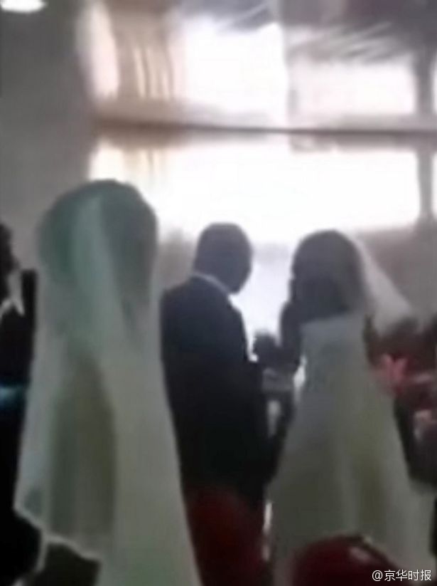 新人婚礼现意外 “小三”穿新娘同款婚纱入场抢话筒