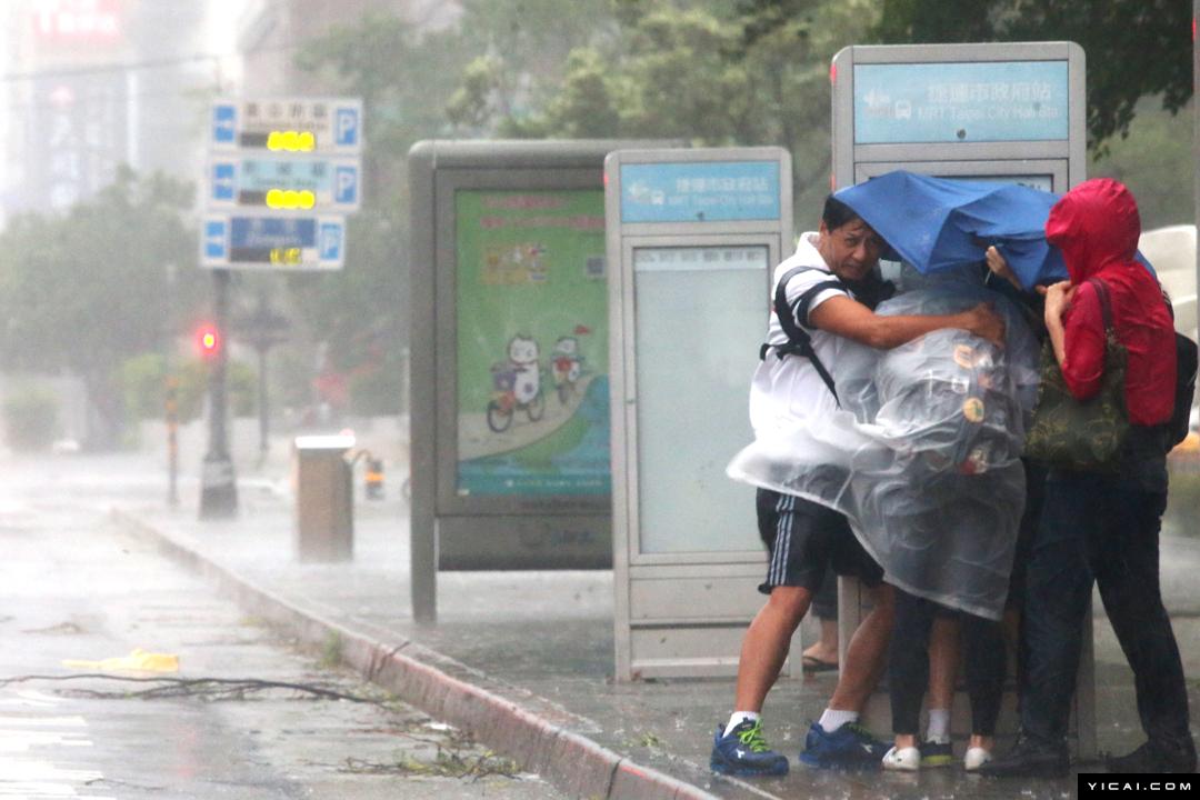 台风登陆威力惊人 行人各种被吹飞
