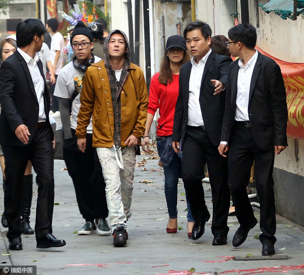 陈冠希捧场张学友心情好 偷瞄红衣女获保镖护