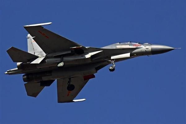 中国歼-16战机已小批量服役 外媒:性能接近f-15e