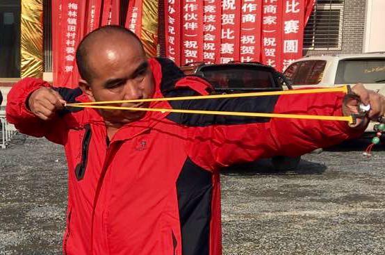 首届全国弹弓联合总决赛举行 300弹弓高手雨中“比武”争霸_河南频道_凤凰网