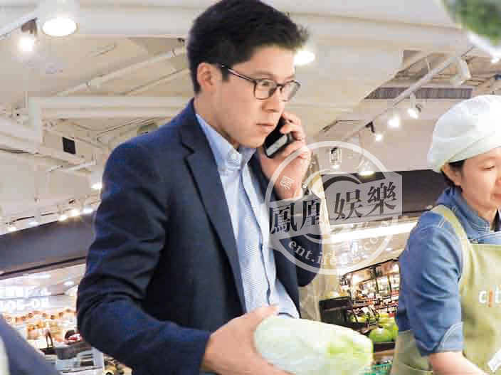 霍启刚电话接受郭晶晶指令 变居家好男人超市买菜