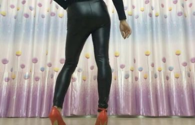 美女穿皮裤跳广场舞 转身那刻石化了
