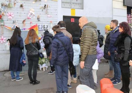 意大利华人祭奠遇害女留学生 遗体在移民局旁被发现