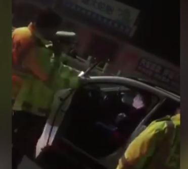 河北男子拒酒测挥刀自残威胁警察 后闯卡撞警车逃离