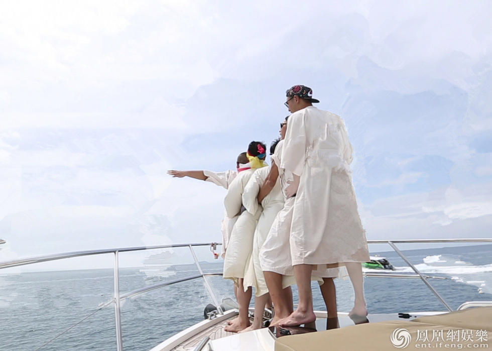 黄晓明刘烨等人坐游艇,岳云鹏宽衣解带肉肉太