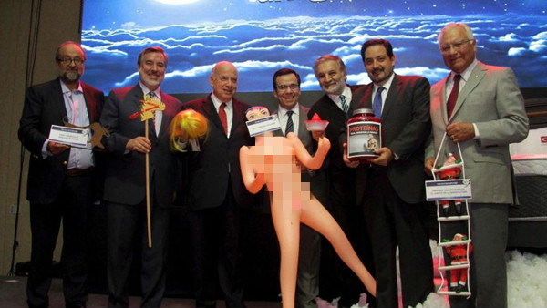 智利经济部长获赠裸体充气娃娃 惹怒国内民众